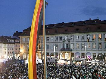 Auch beim ersten späten Spiel, Deutschland gegen Algerien, kamen etliche Fans auf den Maxplatz zum Public Viewing.  Foto: Riegerpress/Archiv