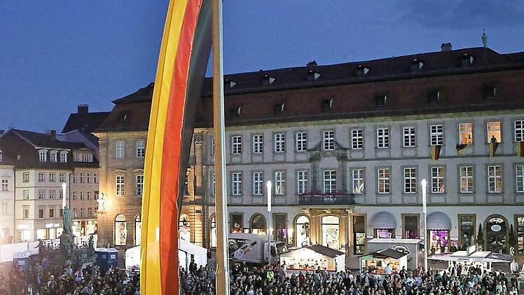 Auch beim ersten späten Spiel, Deutschland gegen Algerien, kamen etliche Fans auf den Maxplatz zum Public Viewing.  Foto: Riegerpress/Archiv