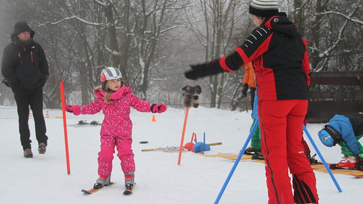 Angst haben die Kids nicht. Am ersten Tag wird auch nur am flachen Hang der Skischule geübt.