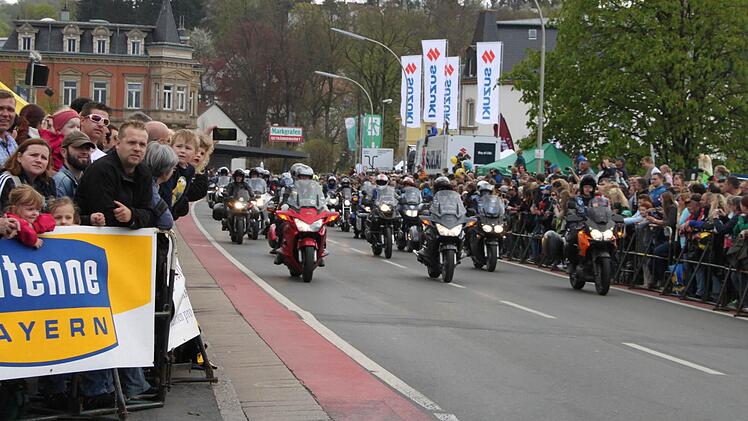 Die ersten Biker treffen am Brauereigelände ein. Sie werden von Tausenden am Straßenrand empfangen. Foto: Alexander Hartmann