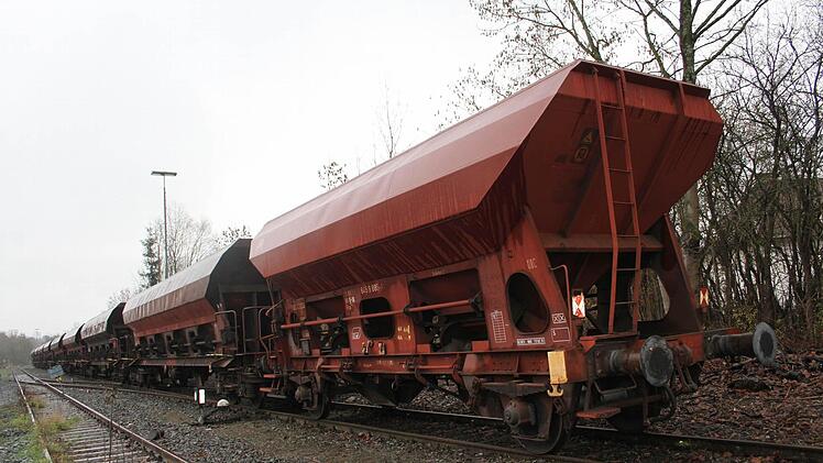 Ein Teil der Waggons wird abgekoppelt, während der andere Teil in Stadtsteinach schon befüllt wird. 160 Züge werden in Stadtsteinach und Untersteinach mit Schotter befüllt - im Jahr.