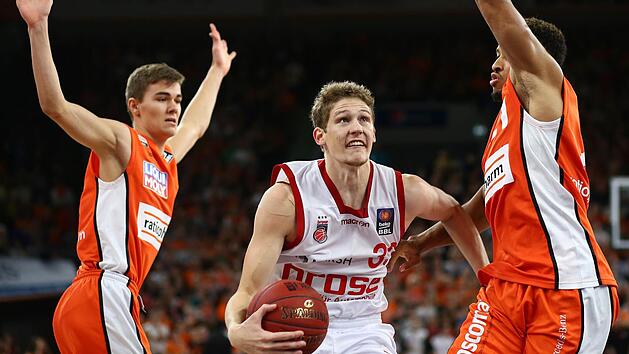 Patrick Heckmann (Mitte) setzt sich hier im Hinspiel gegen die Ulmer Joschka Ferner (l.) und Augustine Rubit durch.  Foto: Florian Achberger