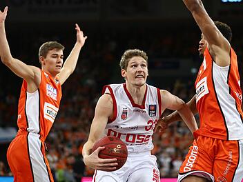 Patrick Heckmann (Mitte) setzt sich hier im Hinspiel gegen die Ulmer Joschka Ferner (l.) und Augustine Rubit durch.  Foto: Florian Achberger