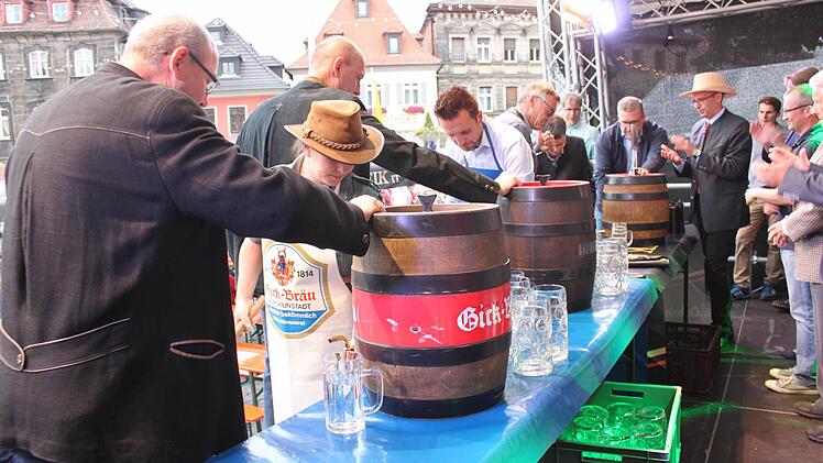 Bieranstich auf dem Podium