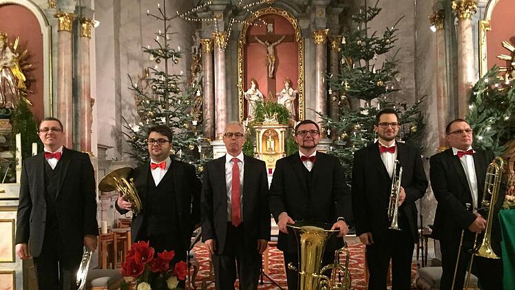Jürgen Weyer (Trompete), Georg Stiehrmann (Horn), Bernhard Sauer (Tuba), Hubert Ziegler (Posaune) und Sebastian Raab (Trompete) sorgten zusammen mit Wolfram Reidelbach an der Orgel für ein begeisterndes Konzert in der Wildfleckener Kirche. Foto: Regina Rinke