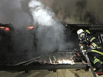 Das Feuer hatte sich komplett entlang des Dachfirstes durchgefressen. Keine leichte Aufgabe für die unter Atemschutz stehenden Einsatzkräfte.