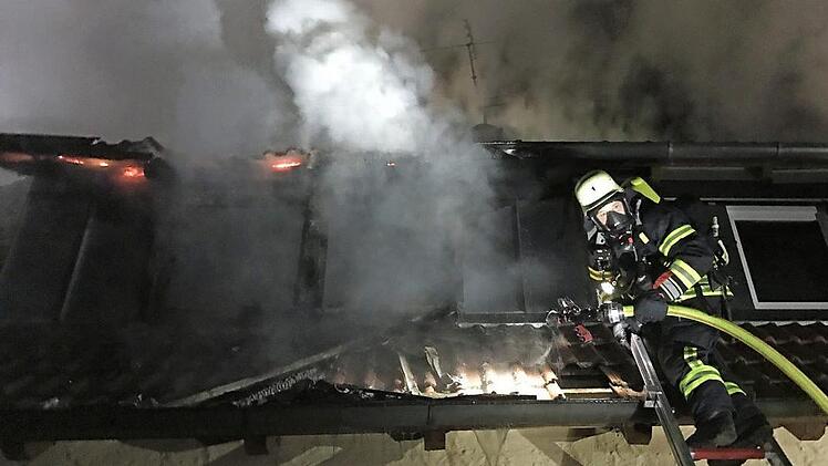 Das Feuer hatte sich komplett entlang des Dachfirstes durchgefressen. Keine leichte Aufgabe für die unter Atemschutz stehenden Einsatzkräfte.