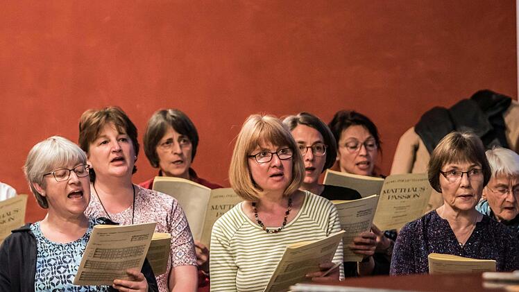 Unter der Leitung von Peter Stenglein bereitet sich der Coburger Bachchor auf die Aufführung von Telemanns Matthäuas-Passion von 1746 vor.Foto: Jochen Berger