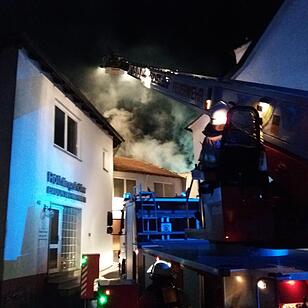 Dachstuhlbrand fordert Feuerwehr: Brandobjekt schwer zugänglich