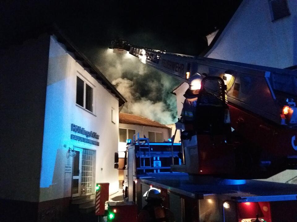 Dachstuhlbrand fordert Feuerwehr: Brandobjekt schwer zugänglich