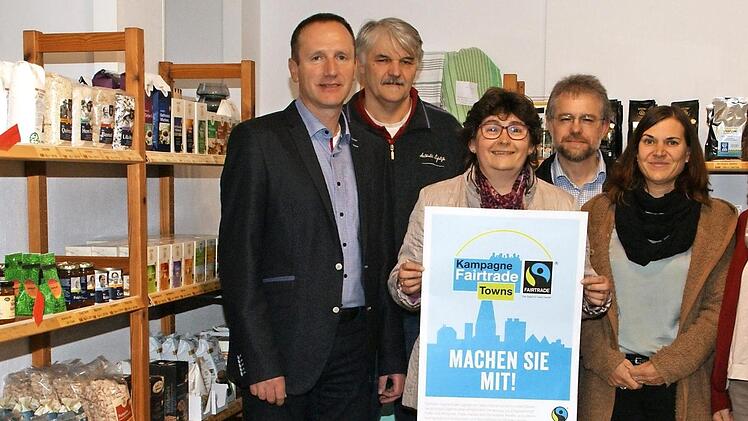 Auf dem Weg zur Fair-Trade-Town hat sich in Eltmann die Steuerungsgruppe etabliert; im Weltladen traf sie sich zum Auftakt. Unser Bild zeigt von links: Bürgermeister Michael Ziegler, Harald Gutbrod, Elisabeth Müller-Förtsch vom Weltladen, Klaus Förtsch von der katholischen Pfarrgemeinde, Susanne Müller von der Wallburg-Realschule und Cornelia Winterstein-Bötsch von der evangelischen Kirchengemeinde.  Foto: sw