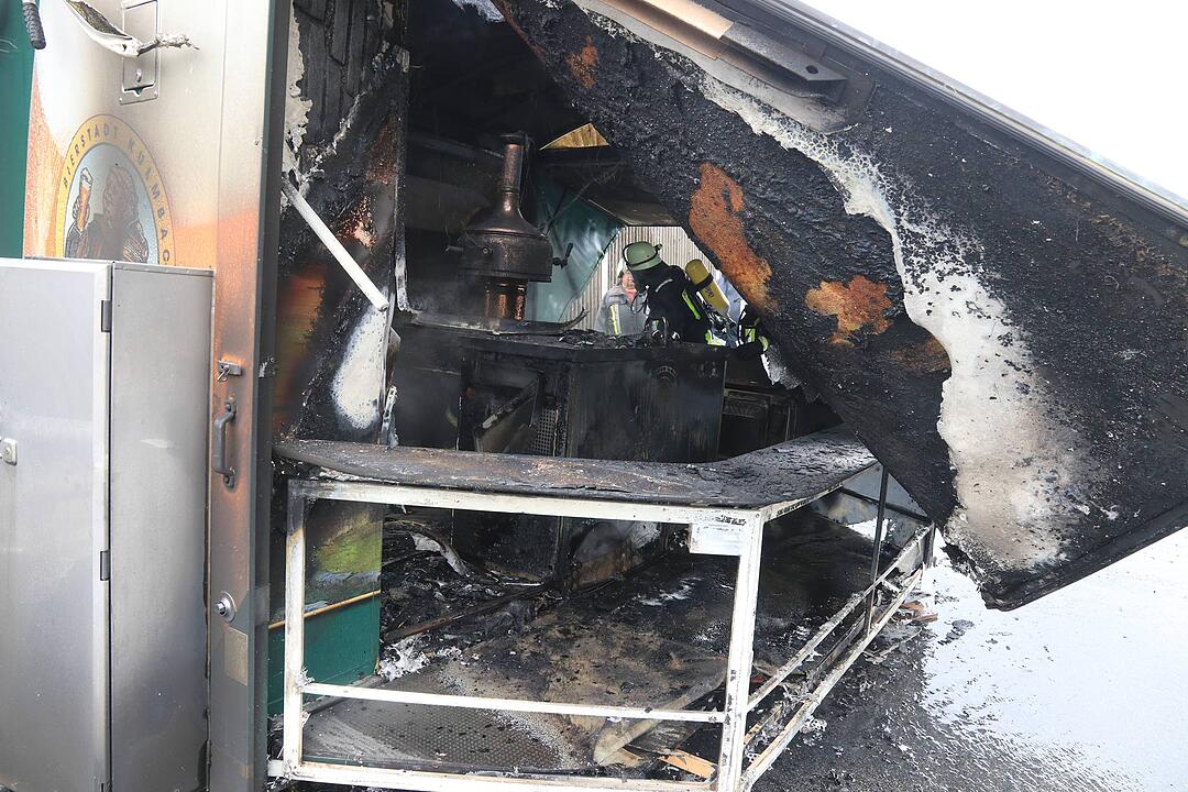 Bierausschank brennt auf A70 aus