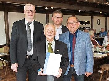 Otmar Dötzer wurde für 40-jährige Zugehörigkeit zum VdK von Kreisgeschäftsführer Günther Edl und Vorsitzendem Anton Hammer (rechts) ausgezeichnet. Mit auf dem Bild Zweiter Bürgermeister Bernd Ruppert (links) Foto: Mathias Erlwein