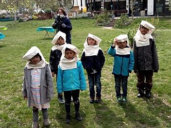 Auch für Kinder ist die Imkerei faszinierend.   Foto: Richard Sänger