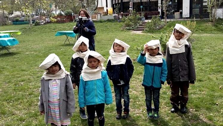 Auch für Kinder ist die Imkerei faszinierend.   Foto: Richard Sänger