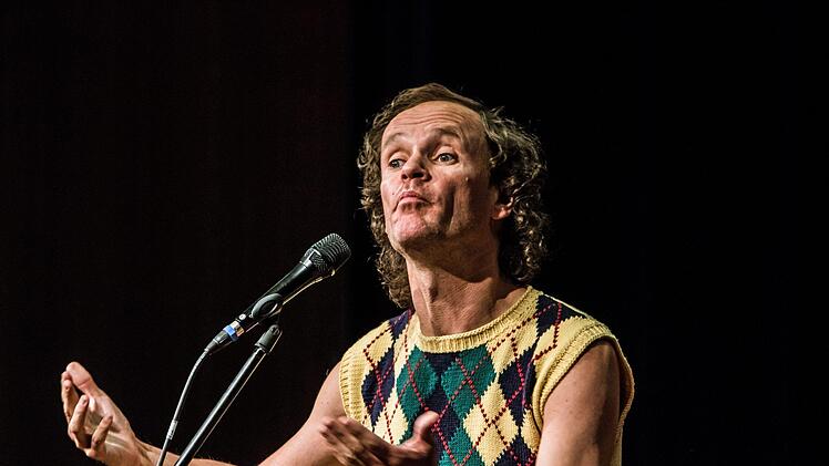 Mit Hintersinn und Selbst-Ironie: Olaf Schubert begeisterte seine zahlreichen Fans im ausverkauften Coburger Kongresshaus.Foto: Jochen Berger