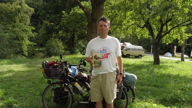 Dietmar aus Voerde bei Duisburg hatte das Rh&ouml;ntreffen der Zentrale f&uuml;r Globetrotter (dzg) in Nickersfelden besucht. Voller Freude besah er sich die alten Weltreiser&auml;der von Elena Erat und Peter Materne und kaufte sich das Reisebuch Teil 1. Den zweiten Teil hatte er einmal auf einem Flohmarkt gefunden und die Reisebeschreibung und der Schreibstil hatten ihm sehr gut gefallen. Foto: Barbara Enders
