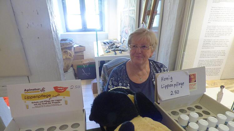 Der Stand von Imkerin Karin Zeilmann aus Gesees war am  Sonntagnachmittag mit selbst gemachten Honig  ausverkauft. Nur noch  ein paar Honig-Lippenpflege-Stifte hatte sie anzubieten. Foto: Thomas Weichert