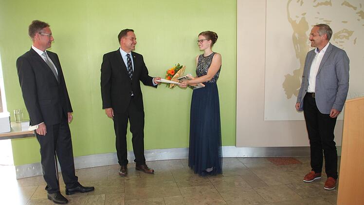 Lena Greim  aus Marktschorgast ist die erste Staatspreisträgerin an der  Wirtschaftsschule Neunmarkt. Darüber freuten sich (von links)  Außenstellenleiter Marco Stumpf, Schulleiter Alexander Battistella und  stellvertretender Landrat Jörg Kunstmann.Stephan Stöckel