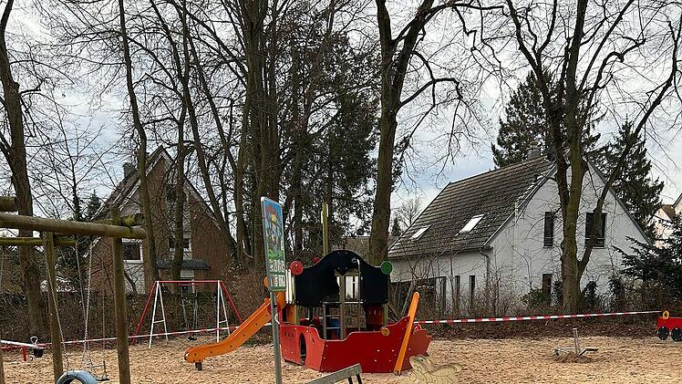 Stein: Schon wieder hunderte Stecknadeln auf Spielplatz entdeckt - Bürgermeister wütend