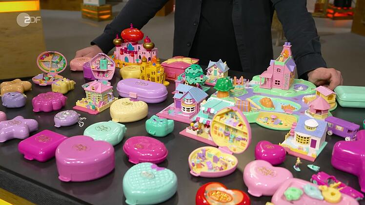 Produziert hatte die Mini-Puppensets mit Themenwelten oder auch Sondereditionen wie Wasserparks, Baumhäuser und andere Spielwelten die englische Firma Bluebird Toys PLC von 1989 bis 1996. "Das war damals schon gar nicht so günstig und heute sammeln das viele noch als Kindheitserinnerung", wusste Deutschmanek. "Wahnsinn", schnaufte Lichter.