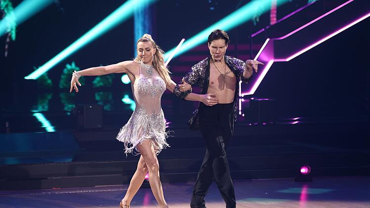 Evgeny Vinokurov und Anna-Carina Woitschack gaben bei ihrem Cha-Cha-Cha alles.