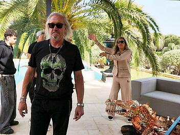 Als Robert sich einer teueren Tischplatte aus Glas n&auml;hern m&ouml;chte, sieht Ehefrau Carmen in der neuen Folge "Die Geissens - Eine schrecklich glamour&ouml;se Familie" rot.