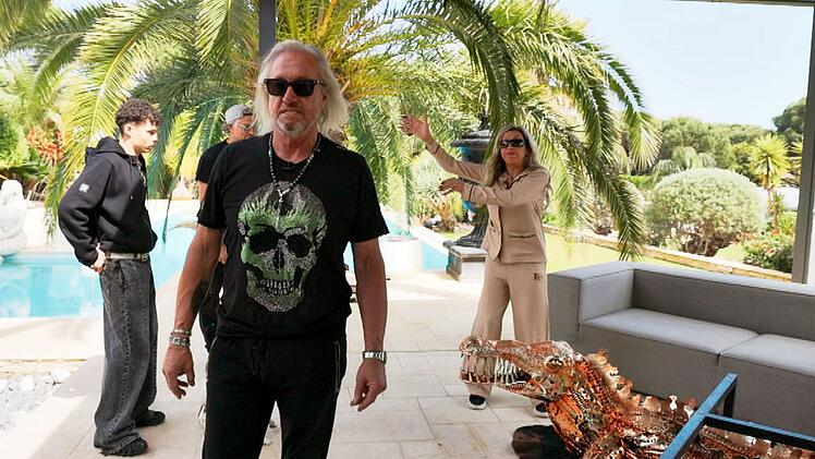 Als Robert sich einer teueren Tischplatte aus Glas n&auml;hern m&ouml;chte, sieht Ehefrau Carmen in der neuen Folge "Die Geissens - Eine schrecklich glamour&ouml;se Familie" rot.