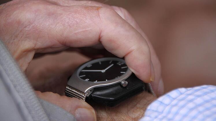 Nur die Tore am Ausgang sperren automatisch zu, wenn sich der Bewohner nähert. Das liegt an einem Sensor, der in der Uhr angebracht ist. Foto: Ulrike Müller