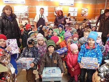 Die Kinder des Kindergartens St. Josef in Wildflecken übergaben die Geschenkpäckchen an Filialleiter Viktor Krause (Metzgerei Robert Müller) im Rewe-Markt Wildflecken. Von links die Erzieherinnen Anneliese Porada, Brigitte Winkler und Henrike Reder, in der Mitte Viktor Krause. Foto: bra