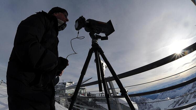 Für gute Aufnahmen einer Sonnenfinsternis (hier ein Bild von der partiellen Sonnenfinsternis 2011) brauchen Fotografen einen Sonnenfilter und große Brennweiten. Ein Stativ und ein Fernauslöser helfen gegen Verwackler.
