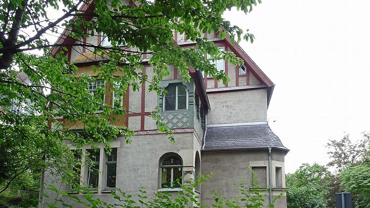 Der auf der Gartenseite angelegte Giebelbau mit Veranda und Erkern ist inzwischen fast vollständig hinter Bäumen und Sträuchern verschwunden.Foto: Jochen Berger
