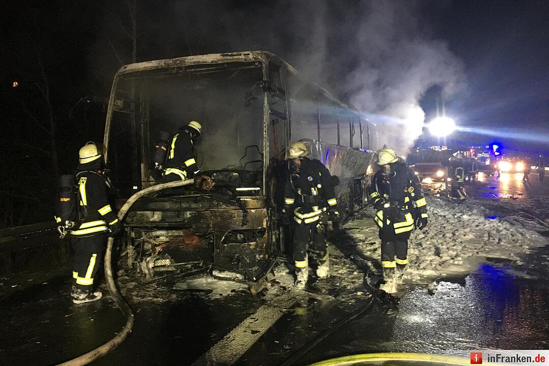 Reisebus auf der A3 ausgebrannt