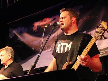 Jan Bayer gibt bei ATM als Bassist und Sänger alles. Fotos: Yannick Hupfer