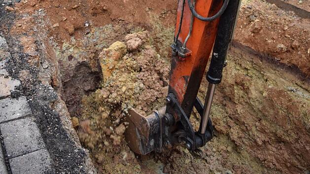 Ein Bagger legt die Schadstelle frei. Foto: Dieter Radziej