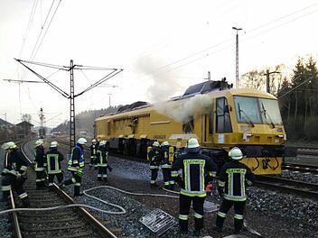 Am Bahnhof Pressig-Rothenkirchen im Landkreis Kronach ist ein Waggon eines Bauzuges in Brand geraten. Foto: NEWS5 / Fricke