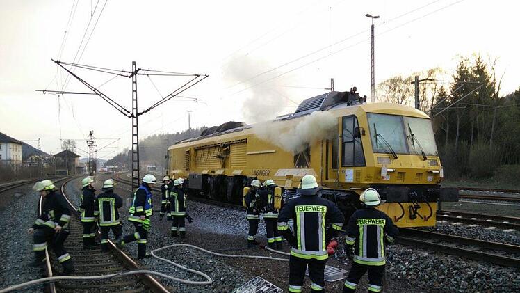 Am Bahnhof Pressig-Rothenkirchen im Landkreis Kronach ist ein Waggon eines Bauzuges in Brand geraten. Foto: NEWS5 / Fricke