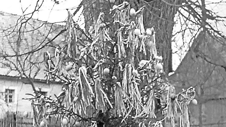 Der Osterbrunnen in Engelhardsberg 1956