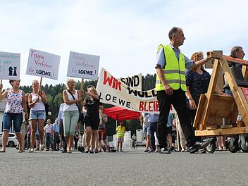 Am Dienstag haben Mitarbeiter der Firma "Loewe" demonstriert. Foto: Anna-Lena Deuerling