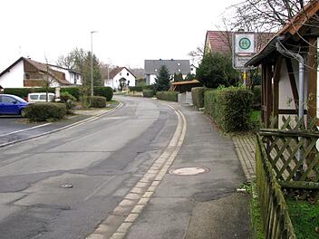 Noch im kommenden Jahr soll die Straße in Richtung Birkach im Gemeindeteil Obersiemau saniert werden.  Foto: Norbert Karbach
