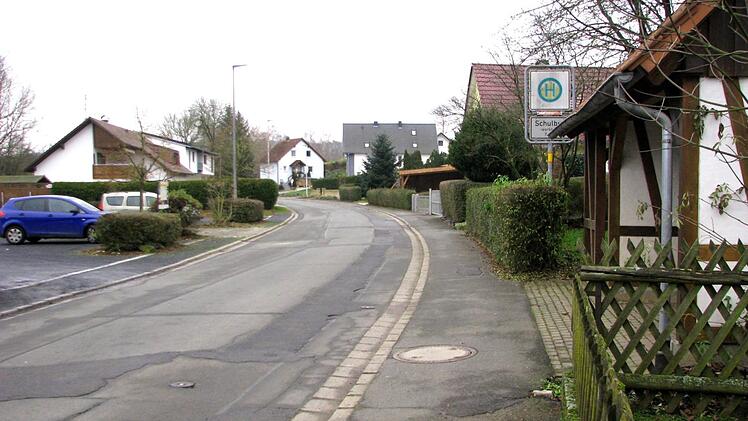 Noch im kommenden Jahr soll die Straße in Richtung Birkach im Gemeindeteil Obersiemau saniert werden.  Foto: Norbert Karbach