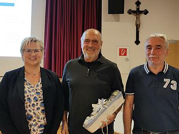 Besonders geehrt wurde Georg Troppmann: (von links) Anita Hofmann, Georg Troppmann und Thomas Hofmann.  Foto: Petra Przybilla