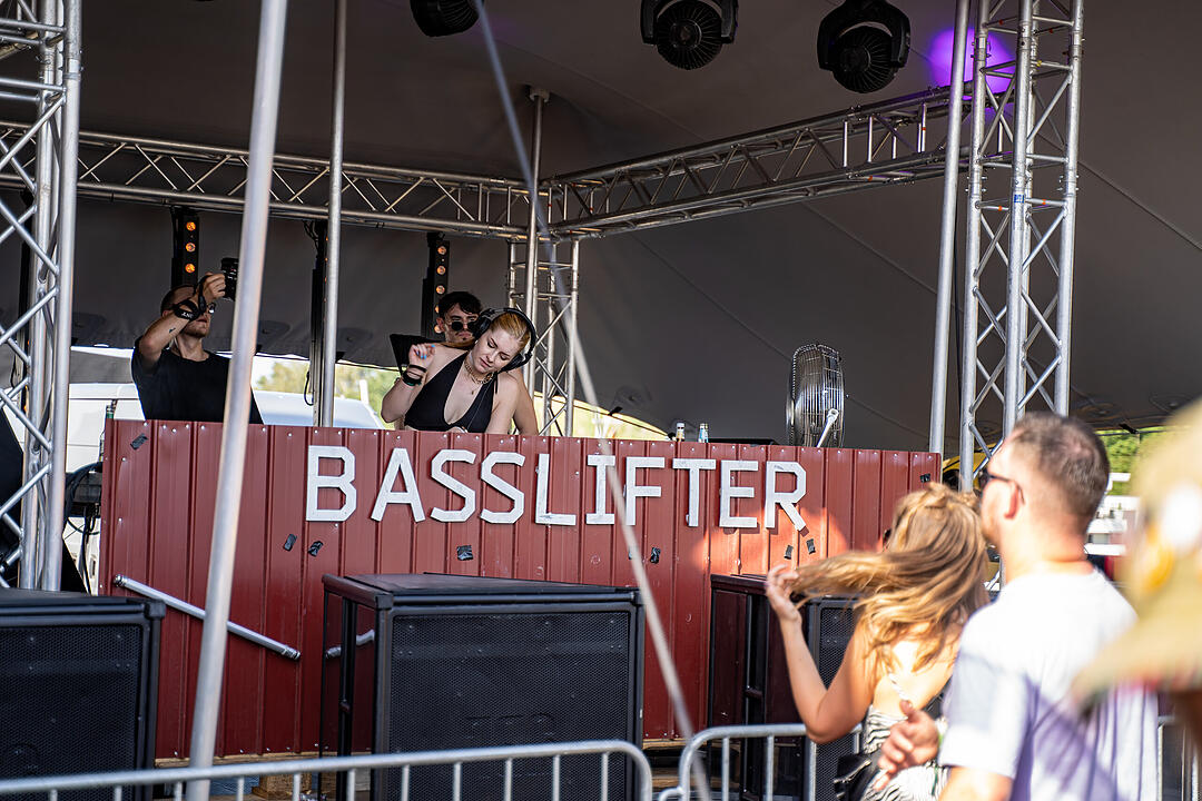 Techno-Musik direkt am Hafenbecken zwischen Kränen und Containern!