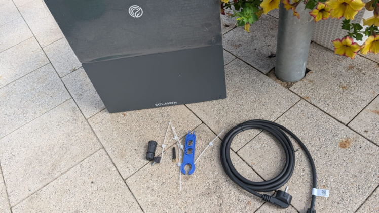 Der komplette Lieferumfang des Solakon ONE: Sicher verpackt mit allen nötigen Kabeln, Werkzeug, externer WLAN-Antenne und nachgereichter Anleitung – bereit für eine einfache Installation.