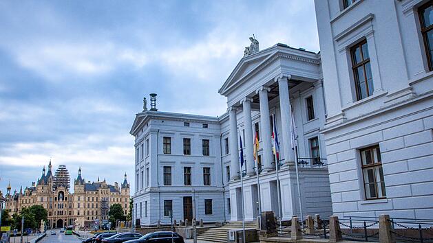 Staatskanzlei Schwerin und Schloss mit Sitz des Landtags