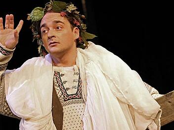 Paraderolle für Sebastian Pass: Der Schauspiel brillierte bei der Premiere von Jaan Tättes "Elchtest" im Coburger Theater in der Reithalle.Fotos: Henning Rosenbusch