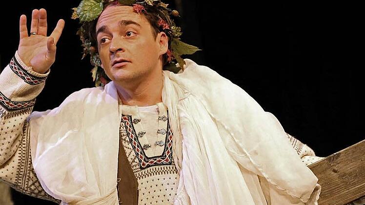 Paraderolle für Sebastian Pass: Der Schauspiel brillierte bei der Premiere von Jaan Tättes "Elchtest" im Coburger Theater in der Reithalle.Fotos: Henning Rosenbusch