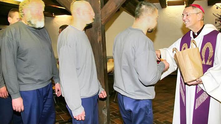 Die Gefangenen (Gesichter sind unkenntlich gemacht) drückten dem Erzbischof die Hand - und alle wünschten "Frohe Weihnachten" oder "Gesegnete Weihnachten": Der Erzbischof hatte für jeden einen kleinen Anhänger mit Maria und Jesus im Mittelpunkt - direkt aus Bethlehem als Zeichen der Hoffnung. Foto: Sonja Adam