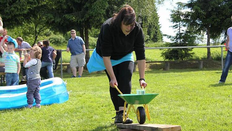 Claudia Fehn (Awo) mit dem Wasserbecher im Schubkarren beim Hindernislauf
