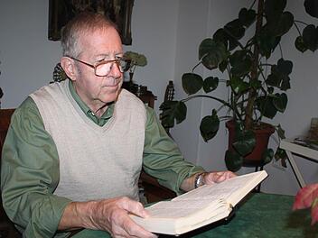 Pfarrer Reinhard Grebe liest in der Bibel. Diese war auch ständiger Begleiter während seines knapp 30-jährigen Wirkens in Steinbach. Foto: Veronika Schadeck